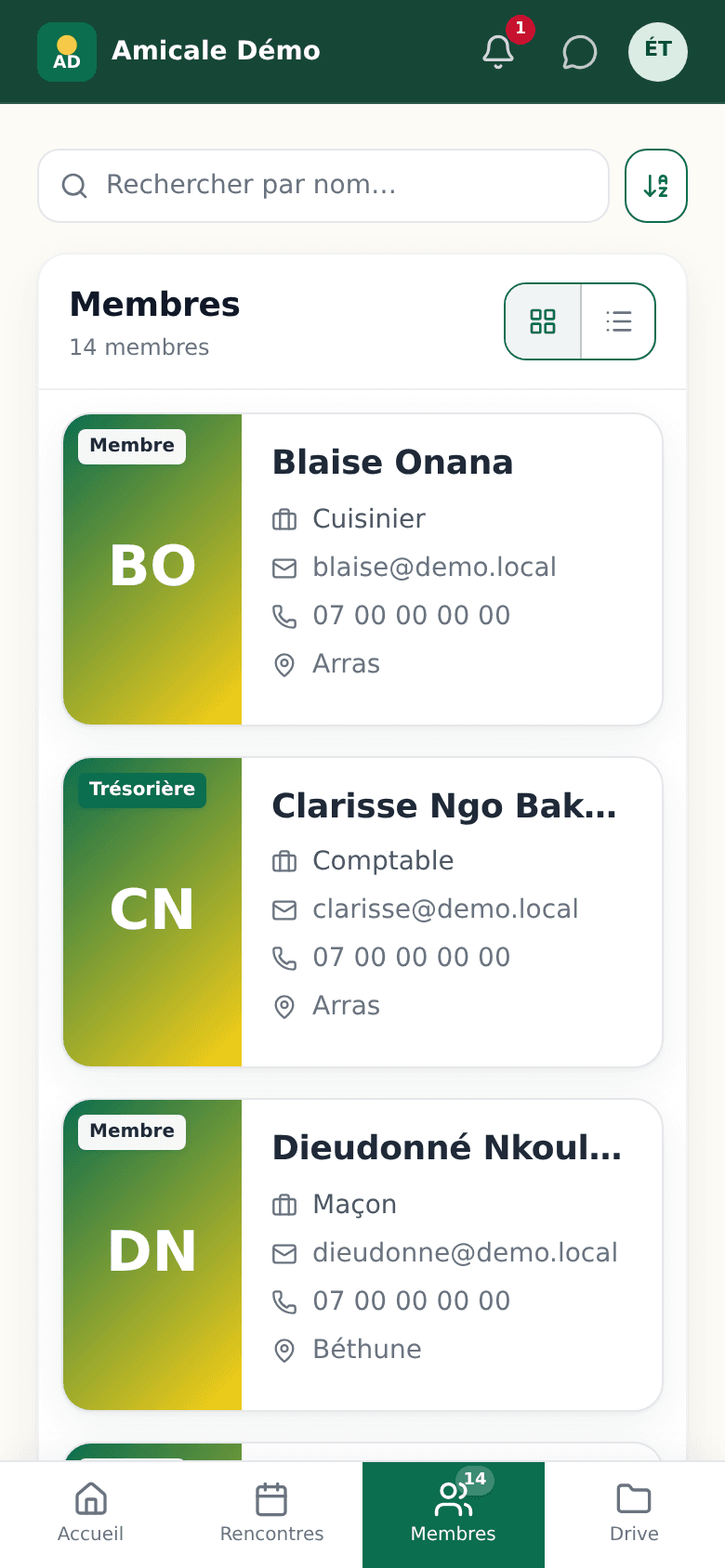 Annuaire des membres en vue grille : cartes uniformes avec photo, poste et boutons de contact
